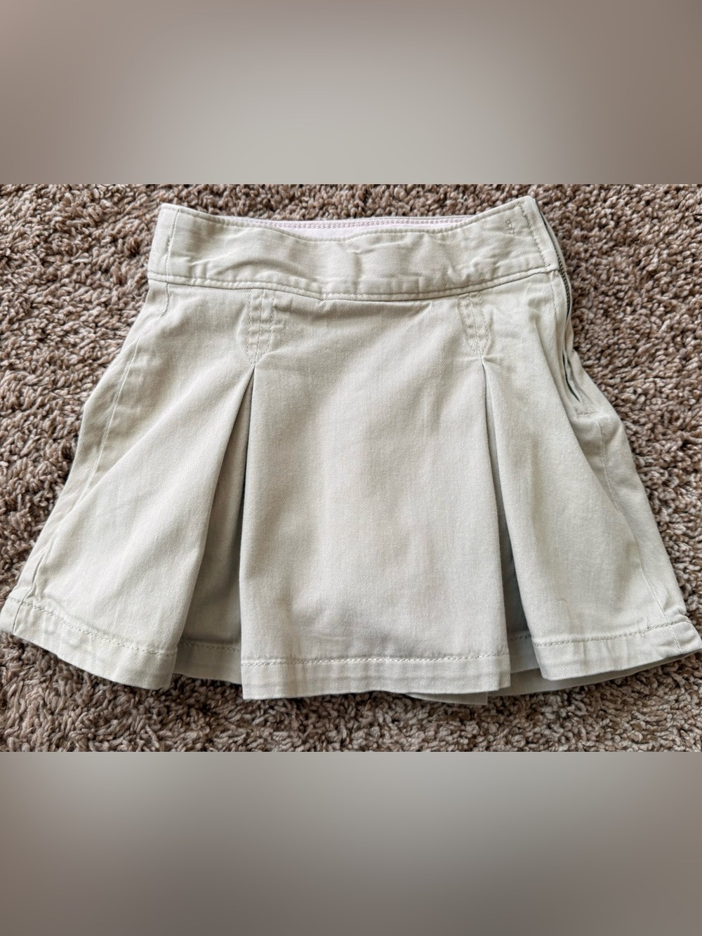 Gap Kids girls khaki pleated uniform skort in size 6 Slim